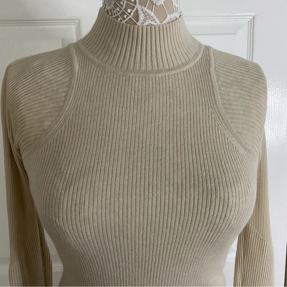 Lululemon Natural Ivory Merino Wool Mockneck Light Sweater Long Sleeve size M - Picture 6 of 16